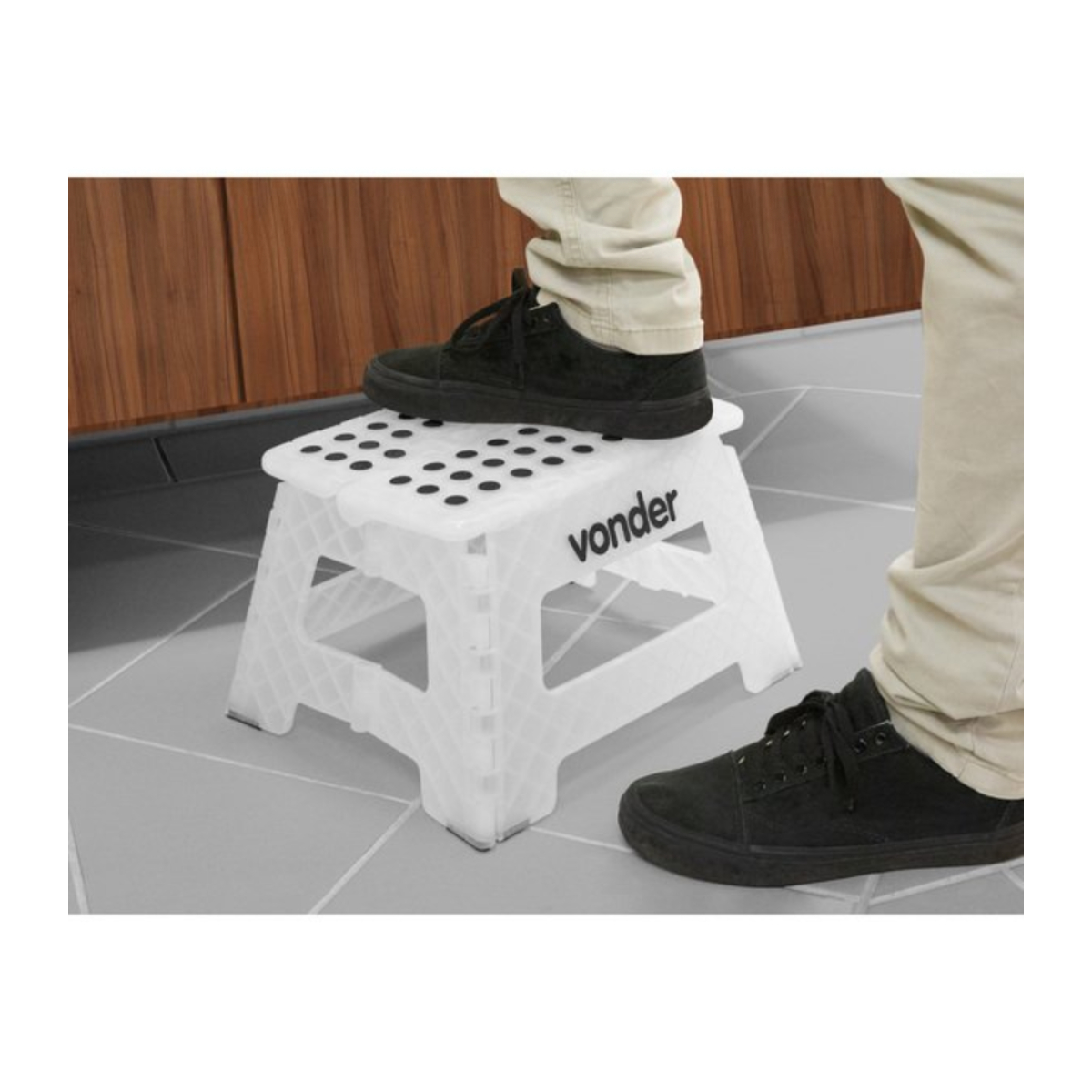 Banqueta Plástica Dobrável 220mm Suporta até 150kg Branca em Plástico ABS Vonder - 35.40.022.000