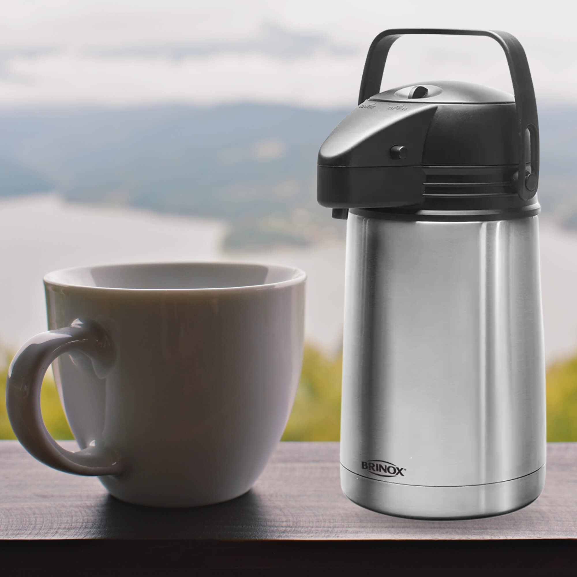 Garrafa Térmica de Aço Inox com Sistema a Vácuo Duração de 6 horas 1,3L Brinox 1388/100