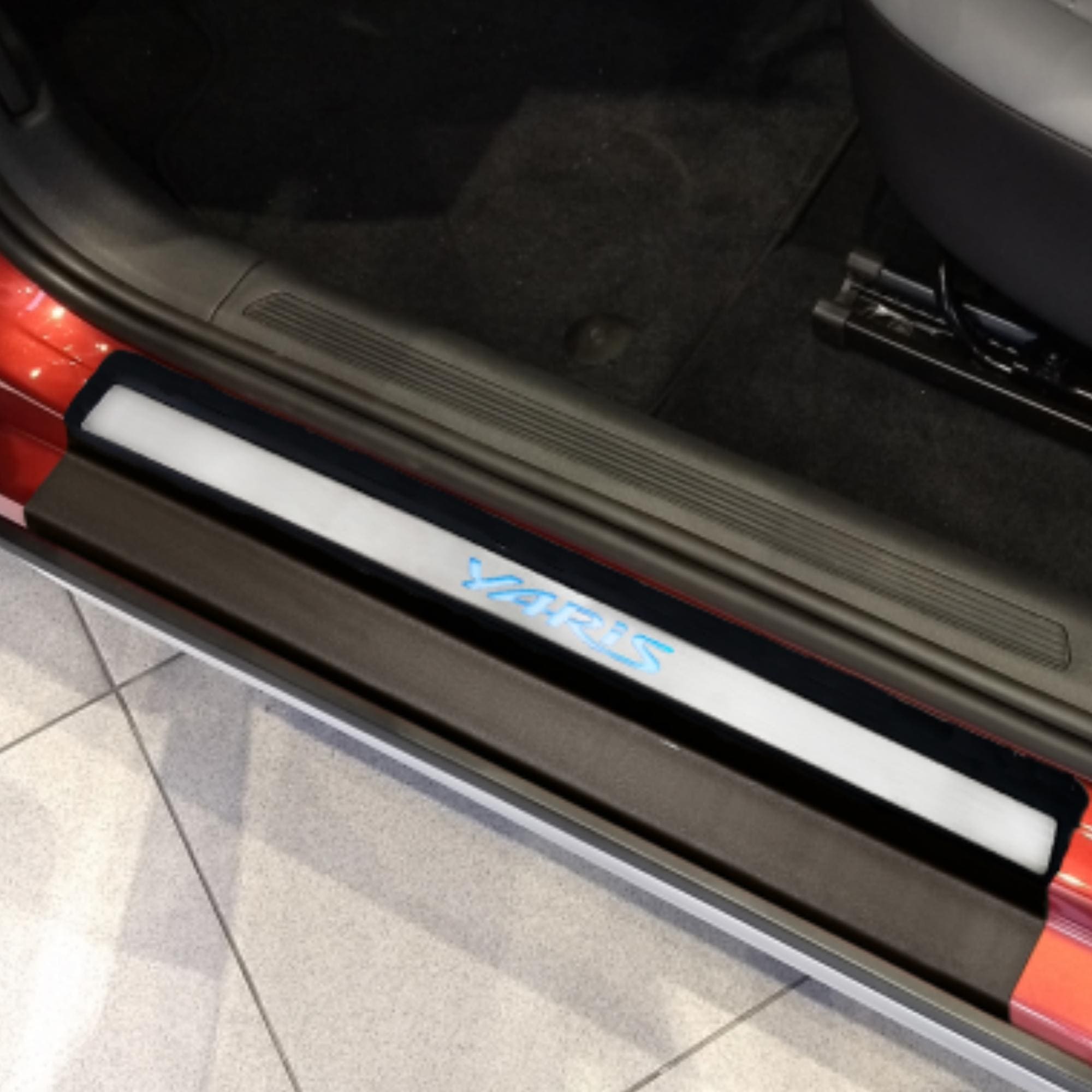 Soleira de Aço Inox para Porta Yaris 2019 até 2023 Cor Cromo Iluminação com Led Suits - SLA871