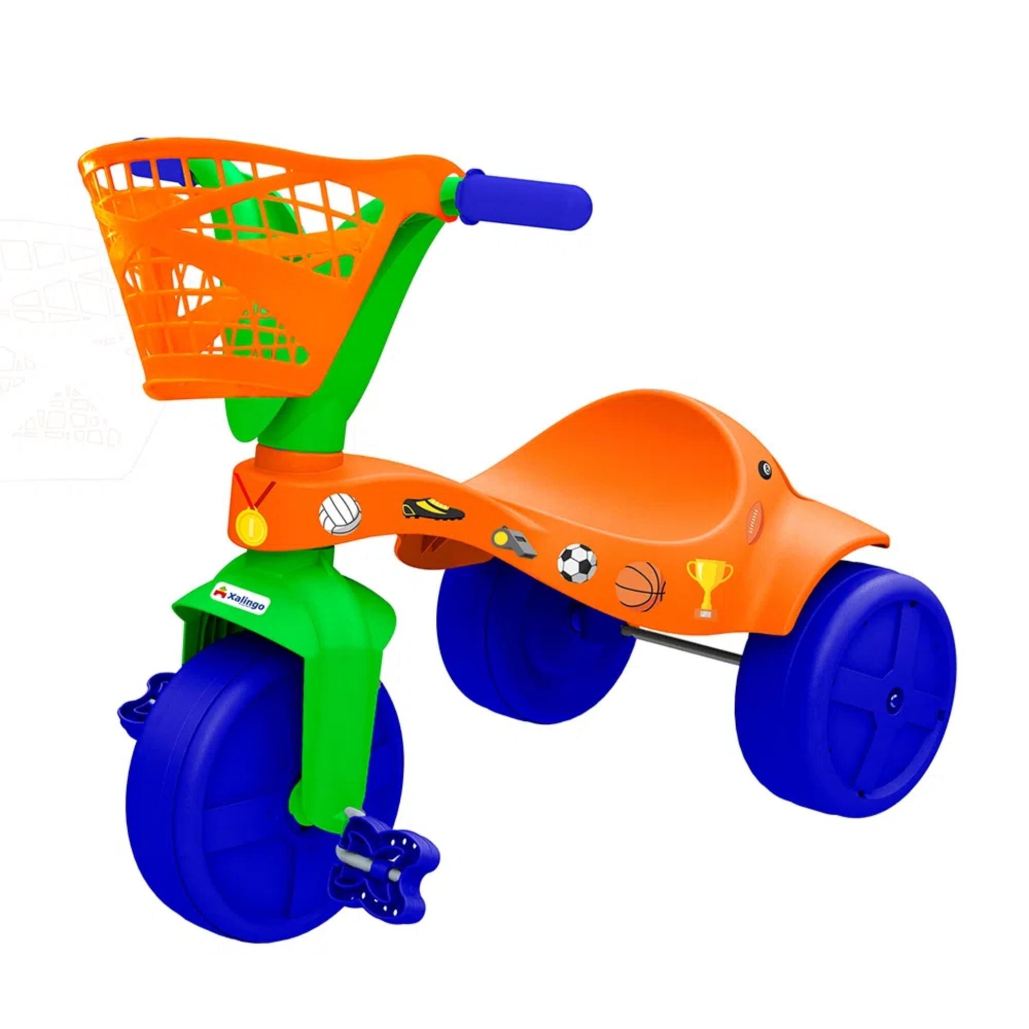 Triciclo Infantil Esportes Cestinha para Brinquedos Colantes Crianças +2 Anos Xalingo - 07252