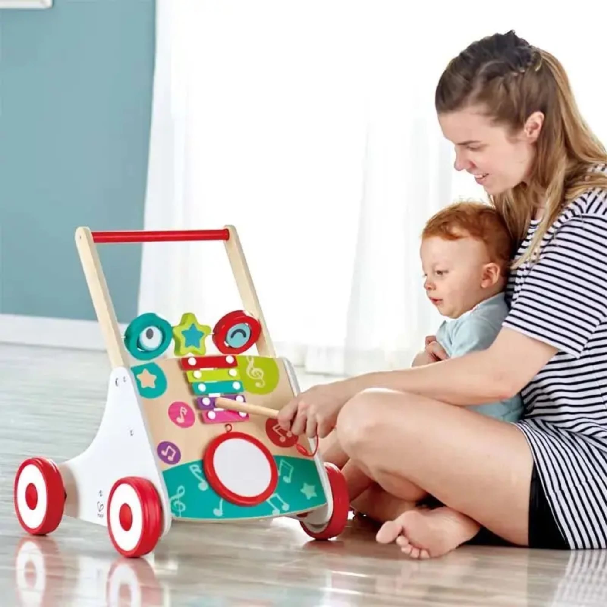Brinquedo Andador Infantil Musical em Madeira com Som Meu Primeiro Andador Hape Xalingo - 67487