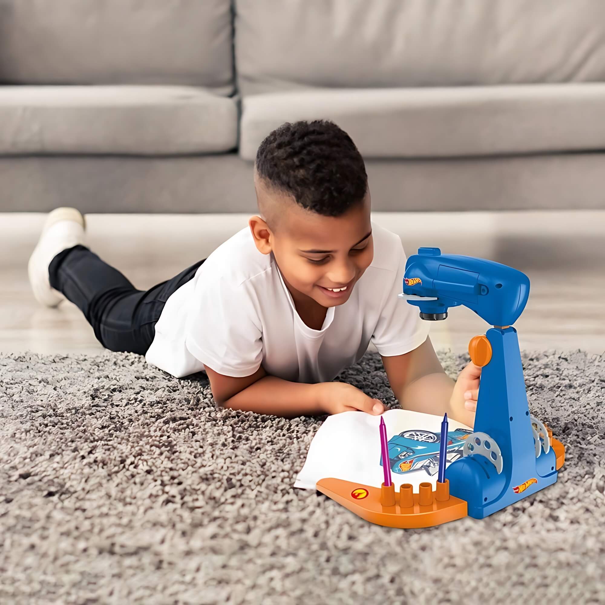 Brinquedo Infantil Mesa Projetora com Canetinhas e 32 Desenhos Hot Wheels Multikids - BR2087