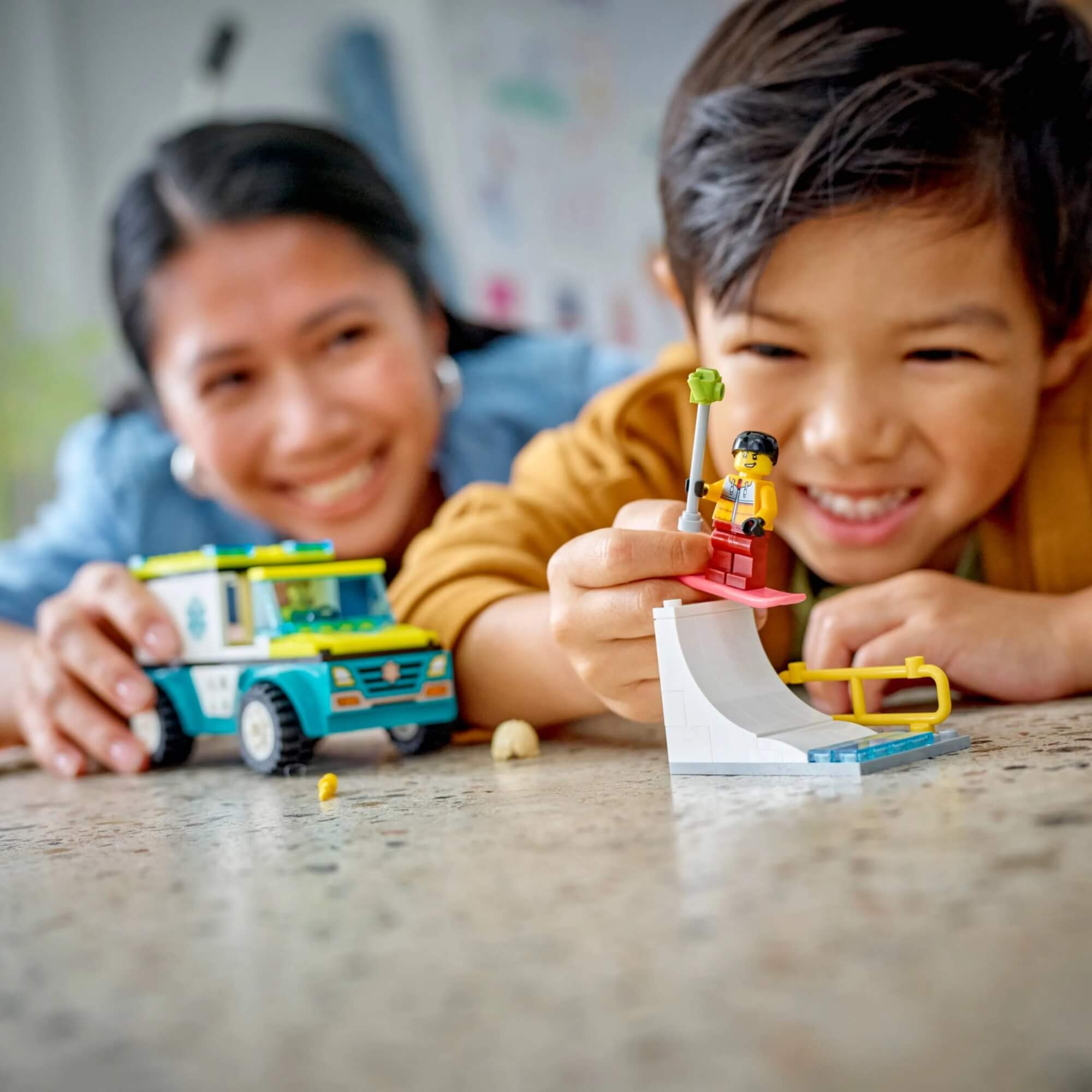 LEGO City Ambulância de Emergência e Snowboarder 79 Peças - 4111160403