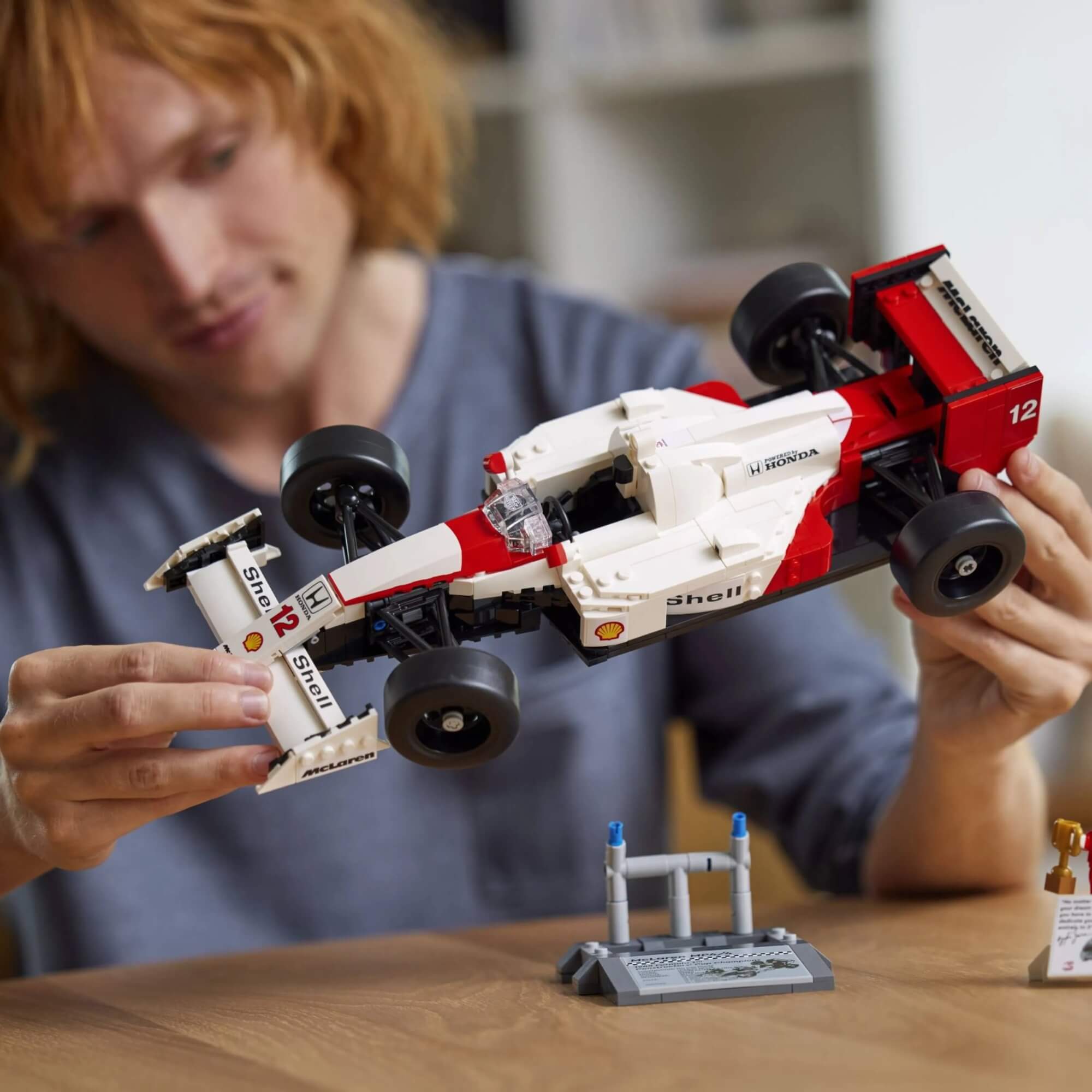 LEGO Icons - McLaren MP4/4 e Ayrton Senna 693 Peças - 4111110330