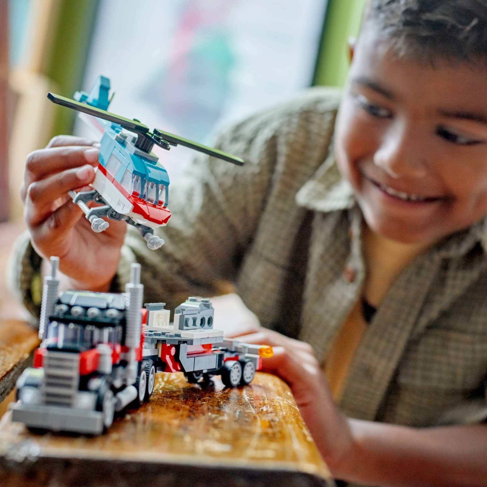 LEGO Creator 3 em 1 Caminhão Plataforma com Helicóptero 270 Peças - 4111131146