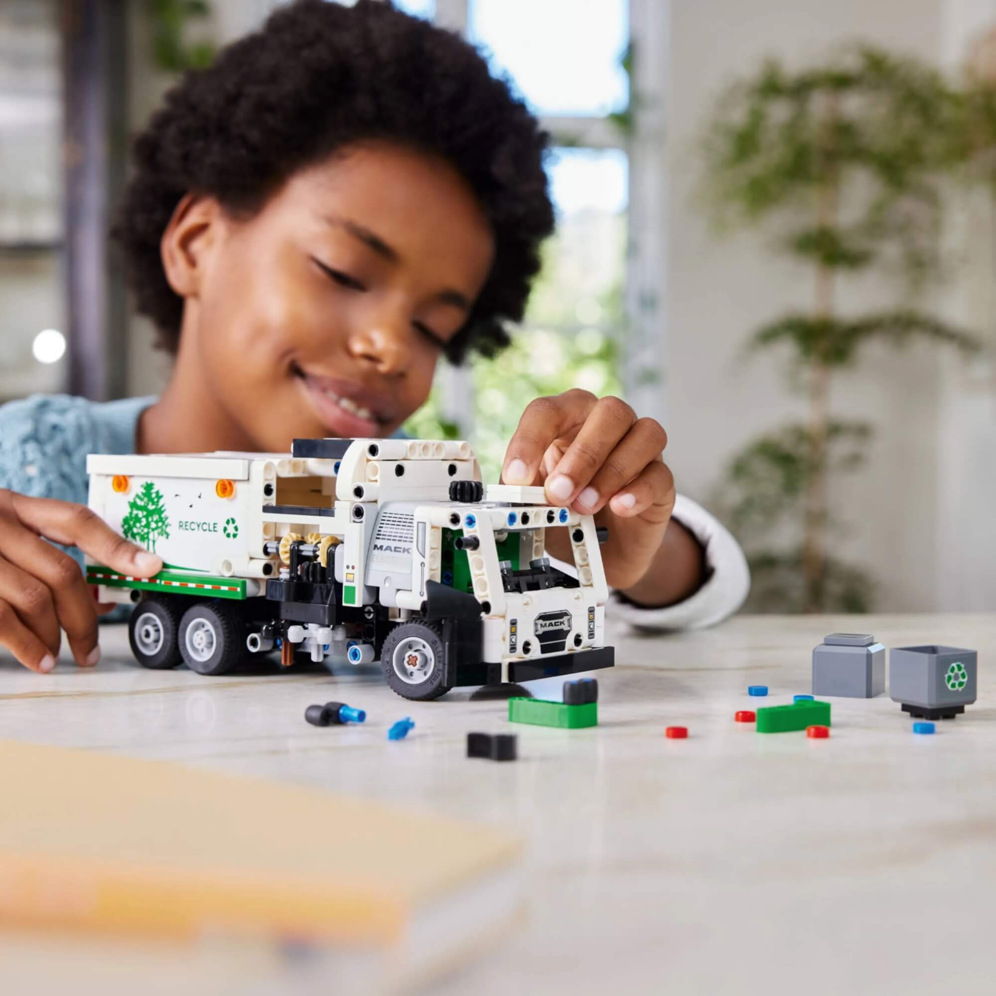 LEGO Technic Caminhão de Lixo Mack® LR Electric 503 Peças - 4111142167