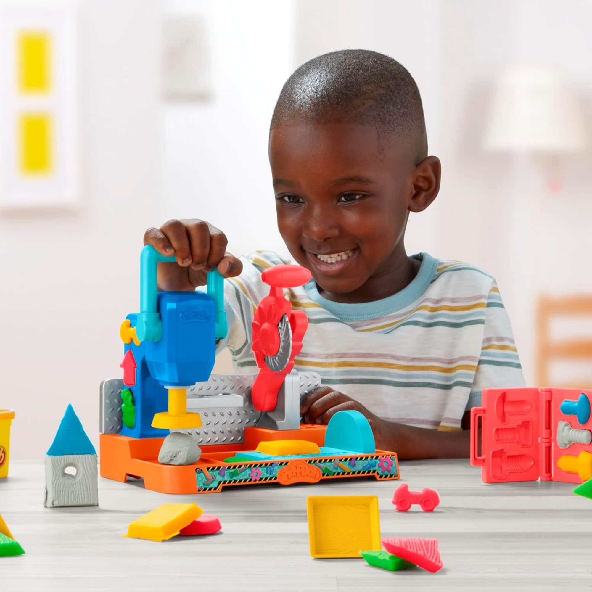 Brinquedo Infantil Massinha de Modelar Play Doh Mesa de Ferramentas Hasbro - 18954