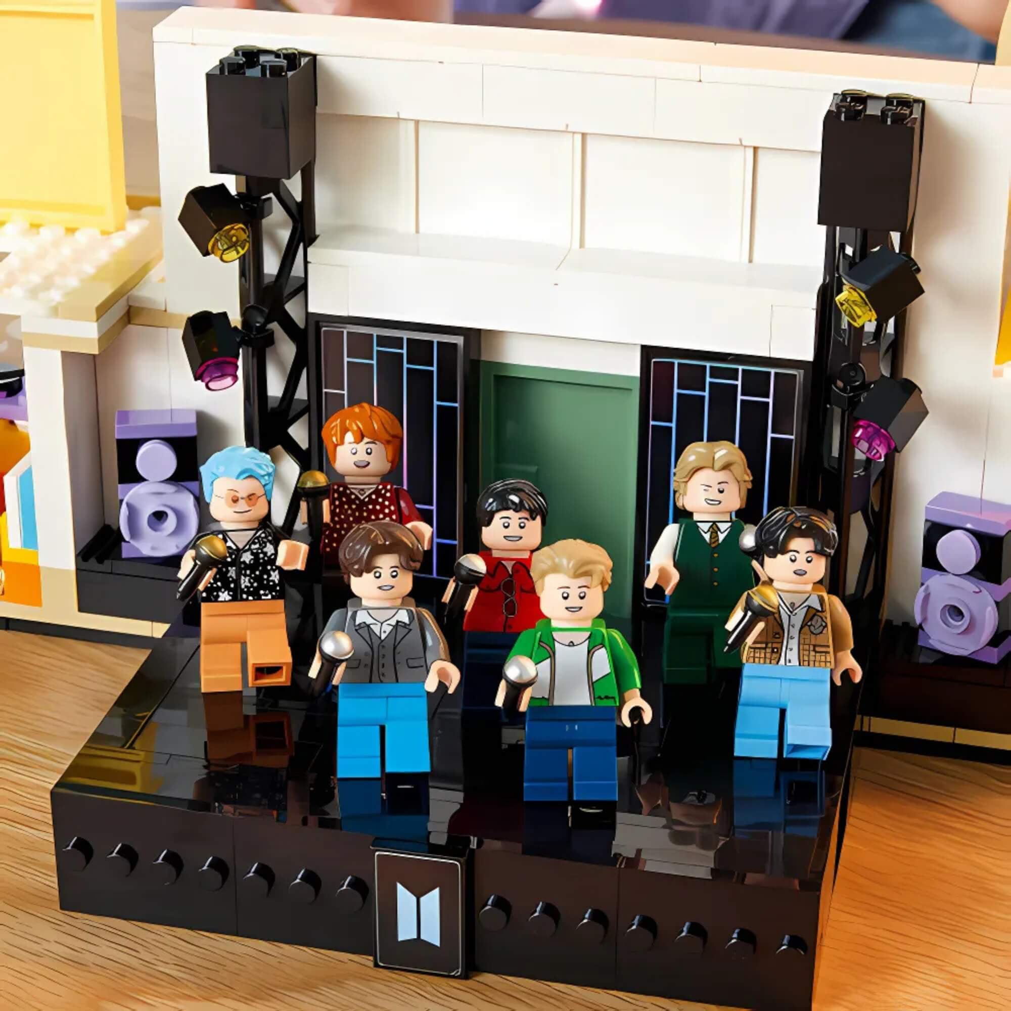 LEGO BTS Dynamite Ideas Cenário Kpop 749 Peças - 4111121339