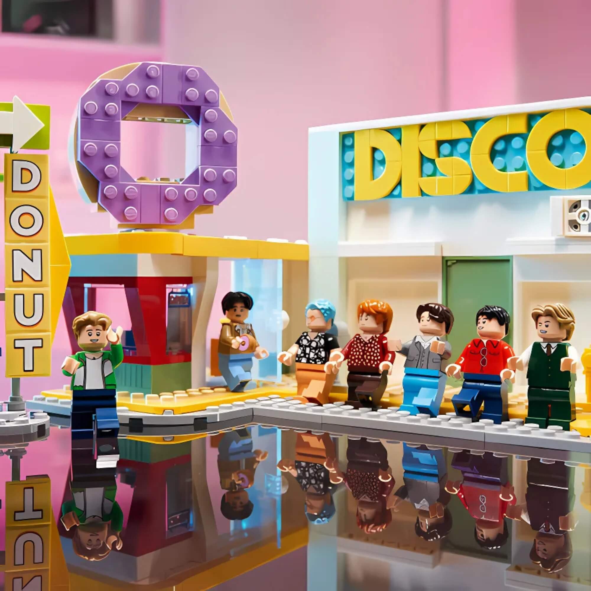 LEGO BTS Dynamite Ideas Cenário Kpop 749 Peças - 4111121339
