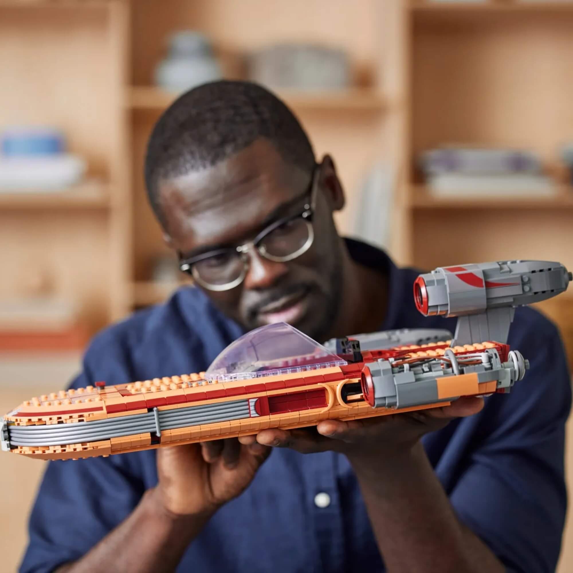 LEGO Star Wars - O Landspeeder de Luke Skywalker 1890 Peças - 4111175341