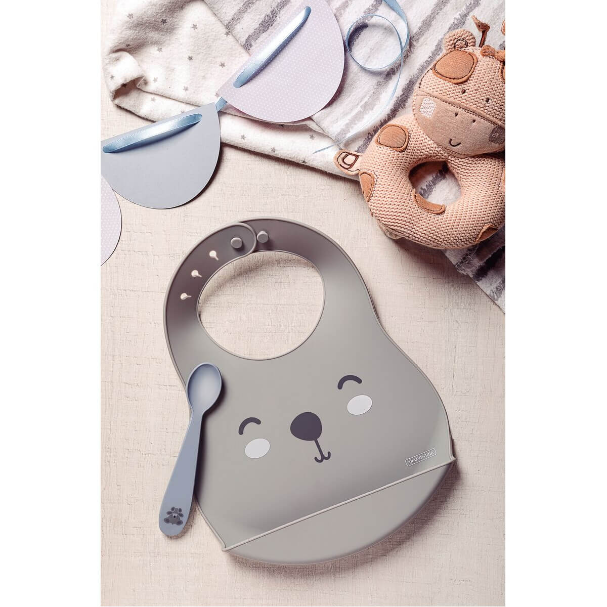 COMP Kit Refeição Infantil Tramontina Baby Friends 5pçs + Babador e Colher Le Petit