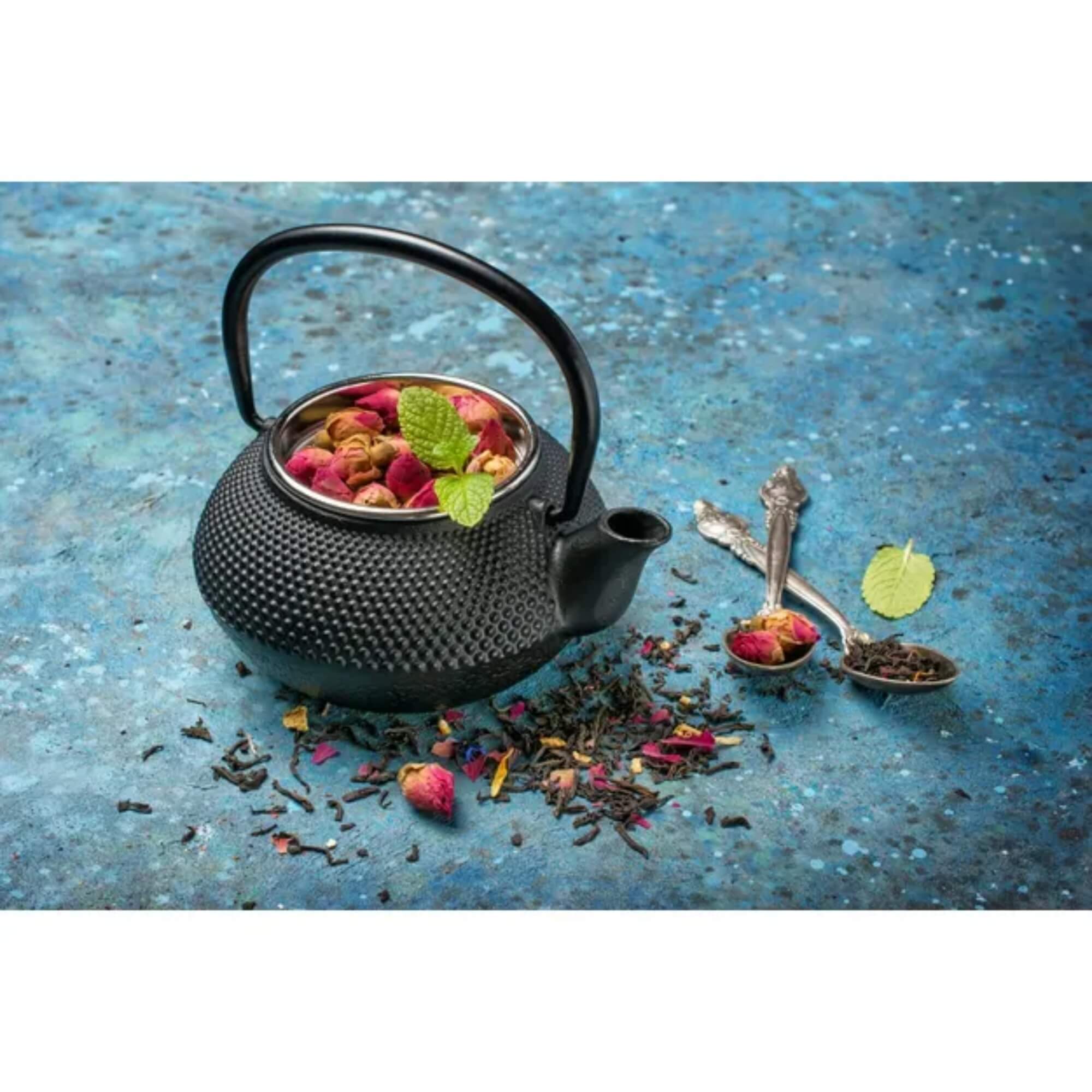 Chaleira de Ferro Fundido Esmaltada 1,5L na cor Preta c/ Coador Inox MTA - 9045