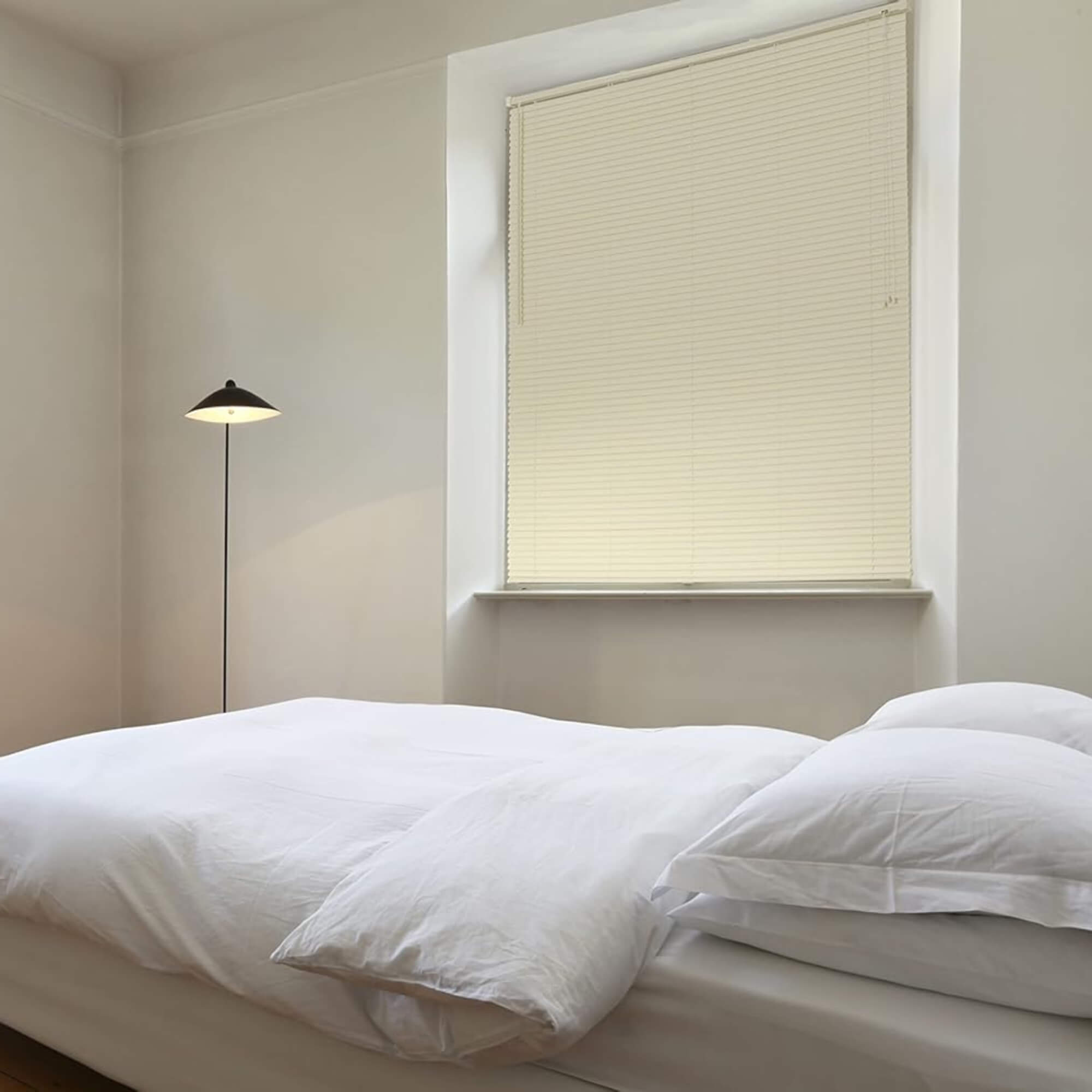 Persiana Premier Horizontal PVC 25mm 140x160cm Bege Conthey Evolux - D113182B