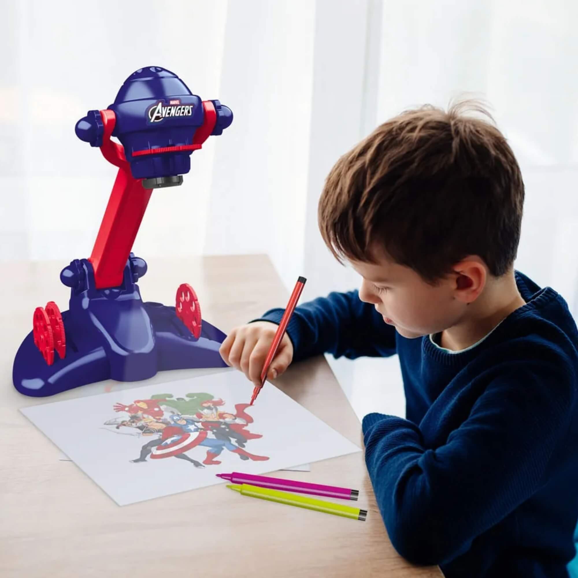 COMP Kit Projetor de Desenhos Avengers + Tapete Mágico Acqua p/ Colorir com Canetinhas Multikids