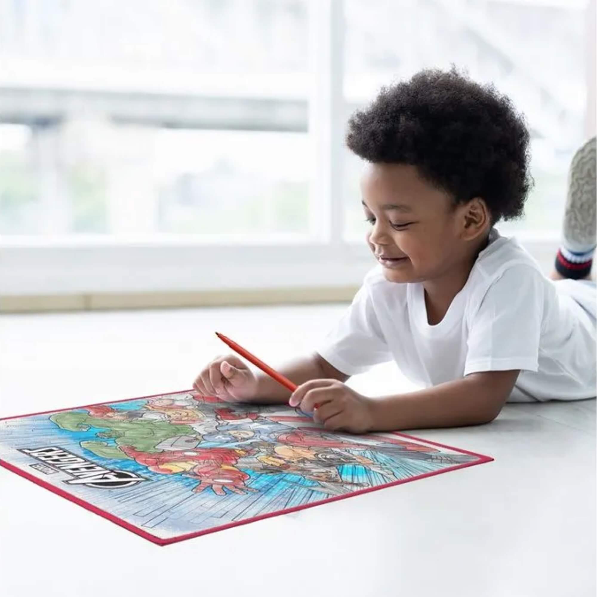 COMP Kit Projetor de Desenhos Avengers + Tapete Mágico Acqua p/ Colorir com Canetinhas Multikids