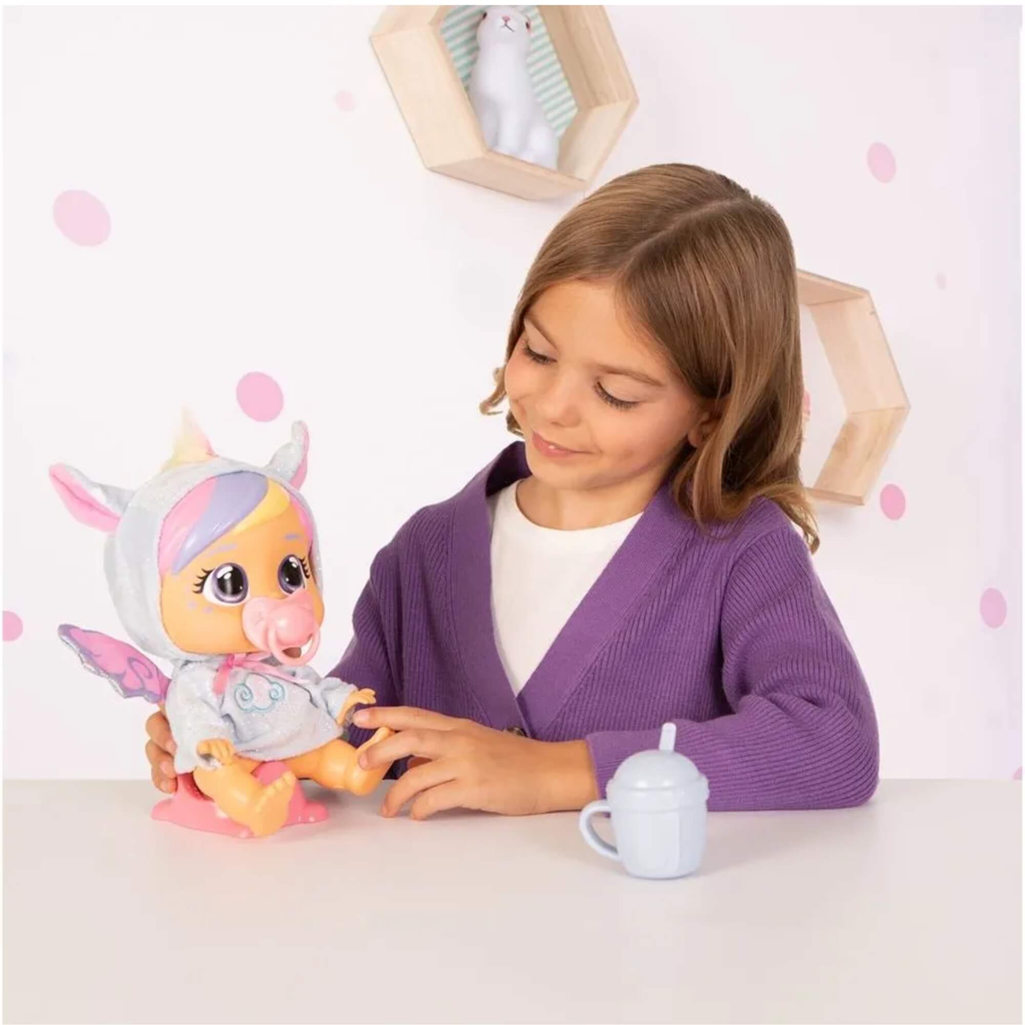 COMP Kit Boneca Cry Babies Loving Care Jenna 26cm + Carrinho de Passeio Cry Babies 64cm