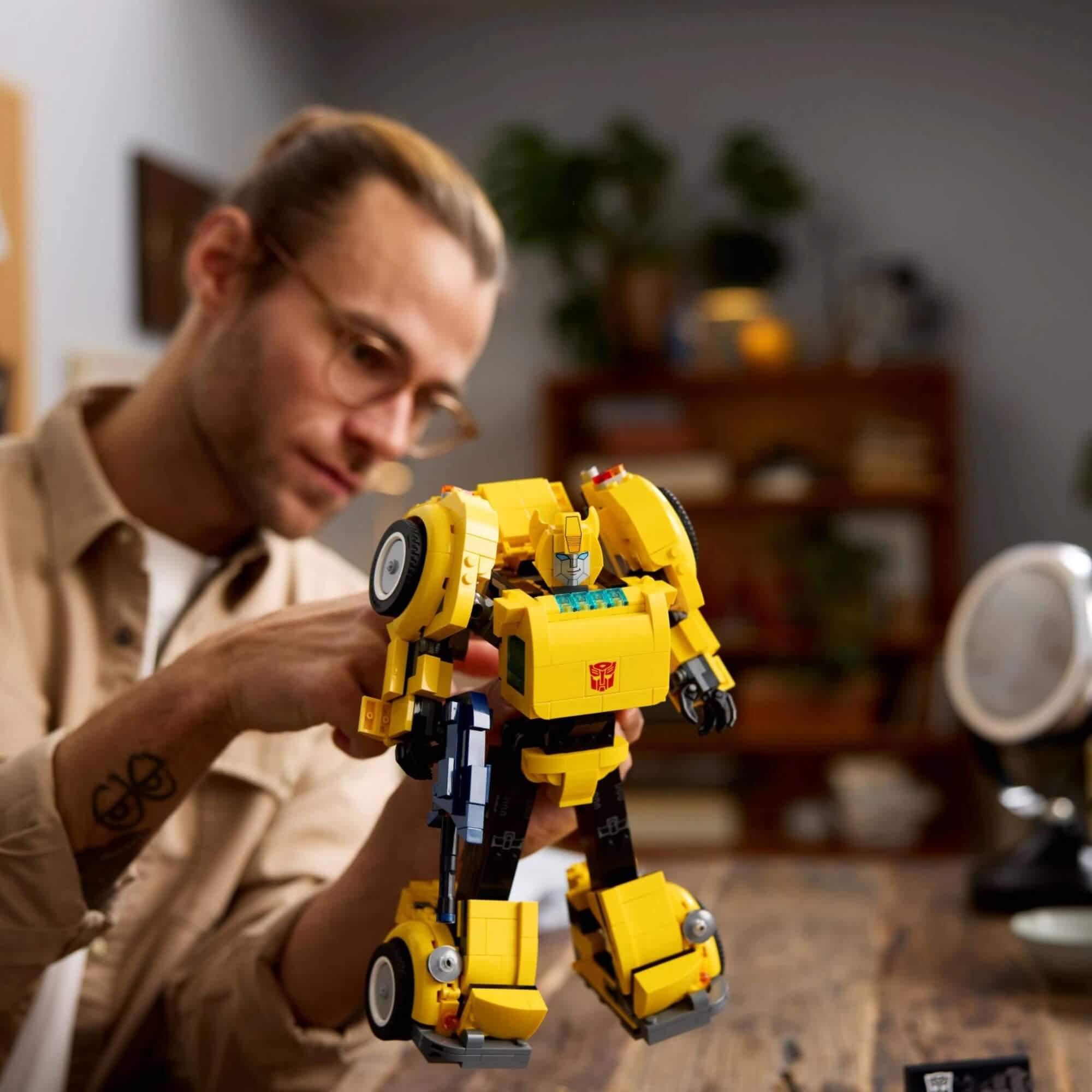 LEGO Icons Transformers Bumblebee 950 Peças - 4111110338