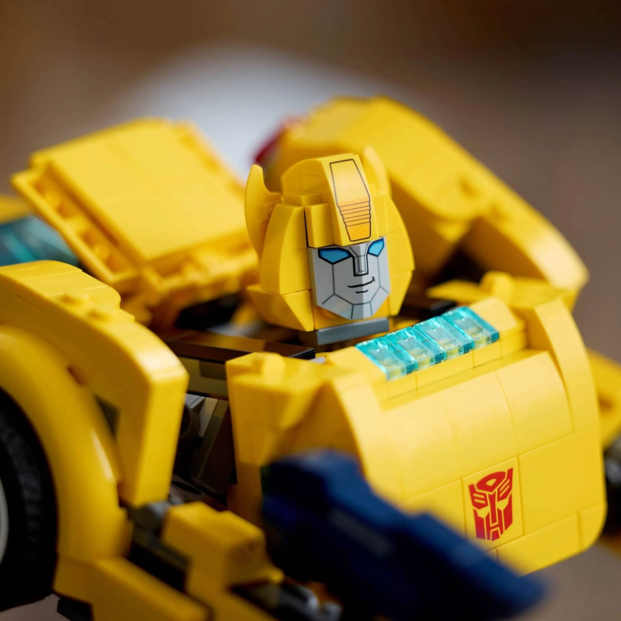 LEGO Icons Transformers Bumblebee 950 Peças - 4111110338