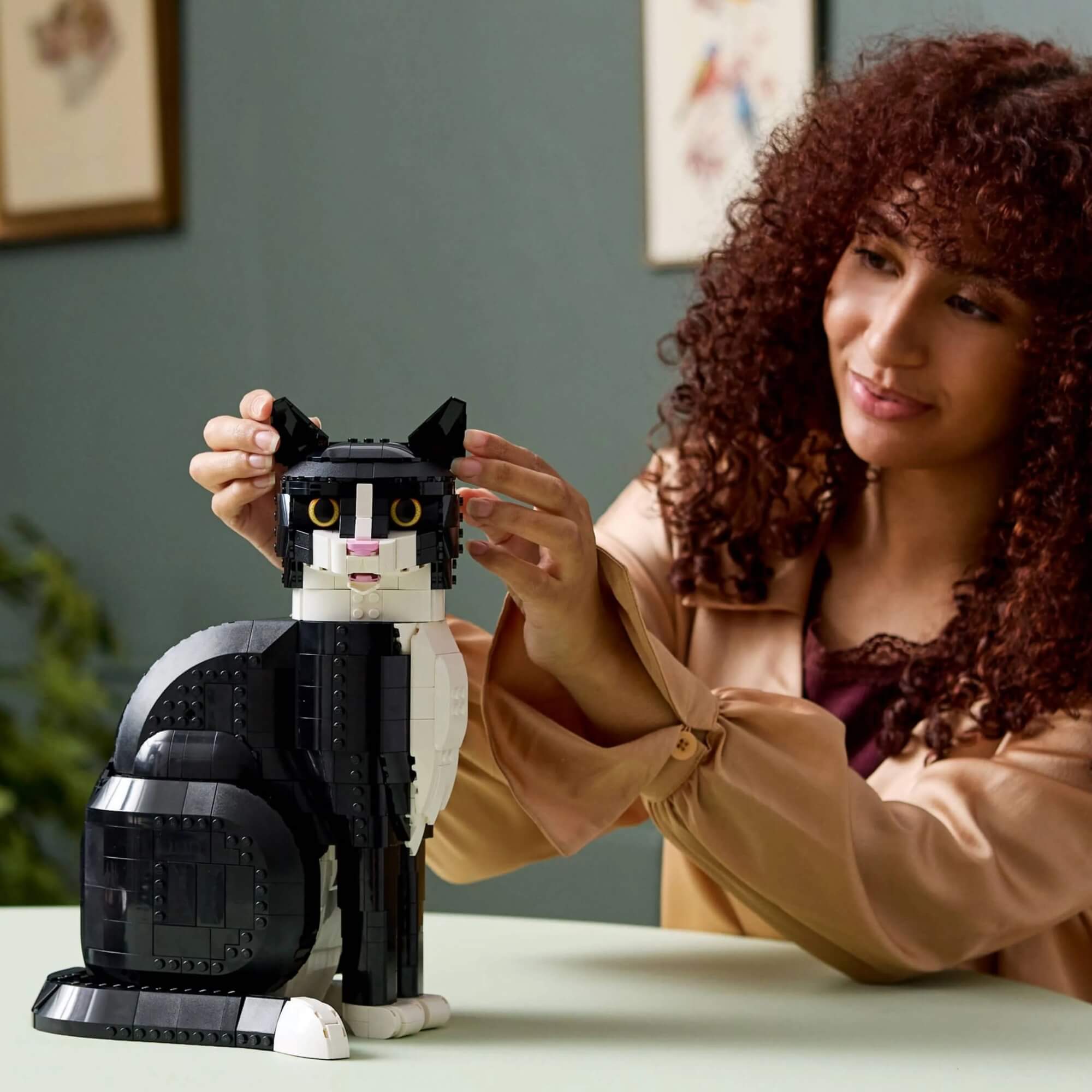 LEGO Ideas - Gato Negro de Smoking 1710 peças - 4111121349