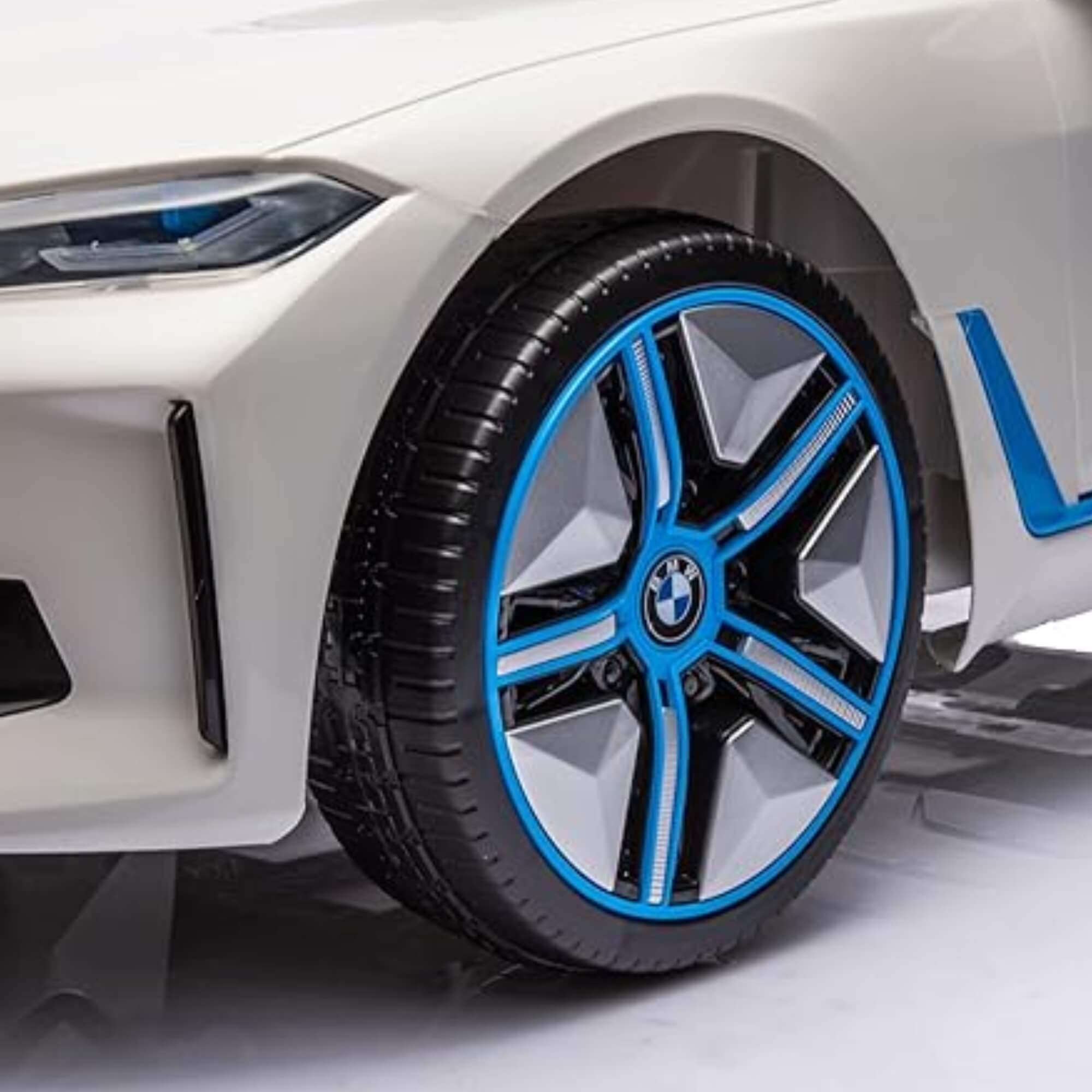 Carro Elétrico Infantil BMW I4 12V com Controle Remoto Branco Zippy Toys - 9980