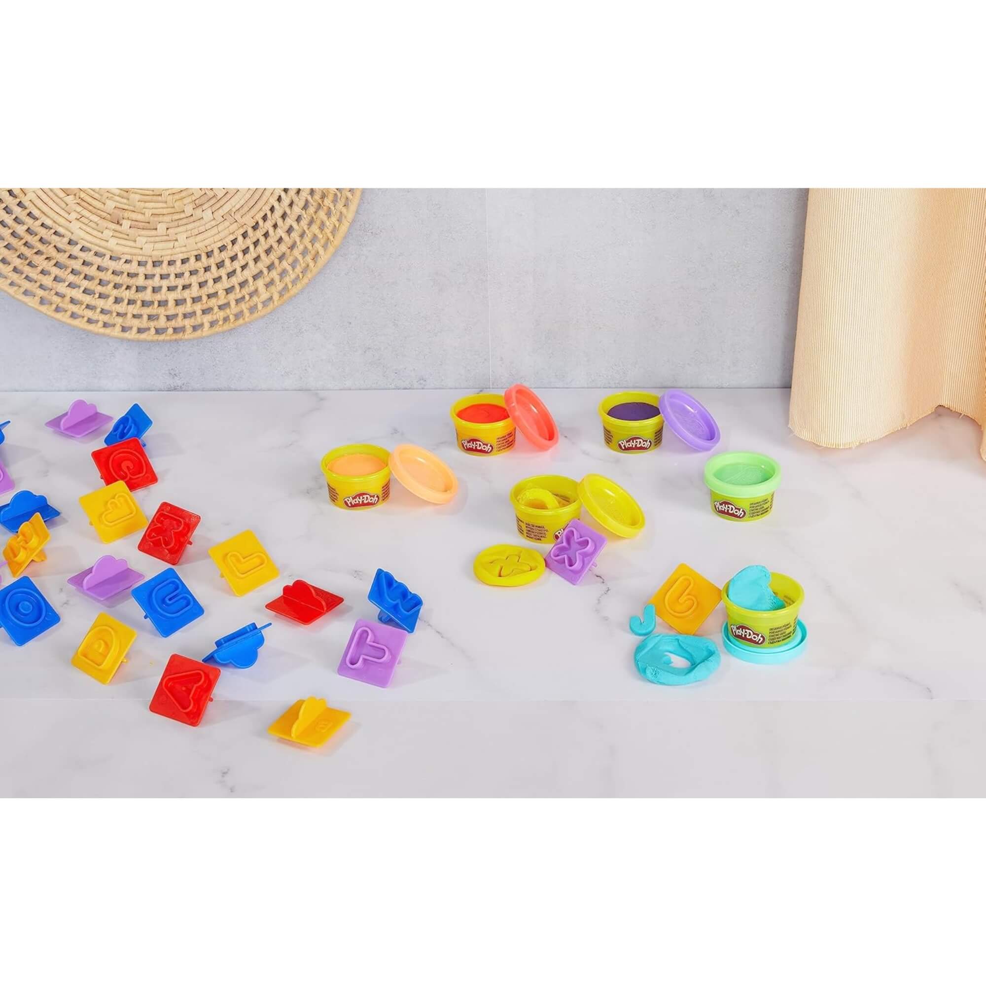 Brinquedo Infantil Play-Doh Letras com 26 Carimbos e 6 Potes de Massinha Hasbro - 18486