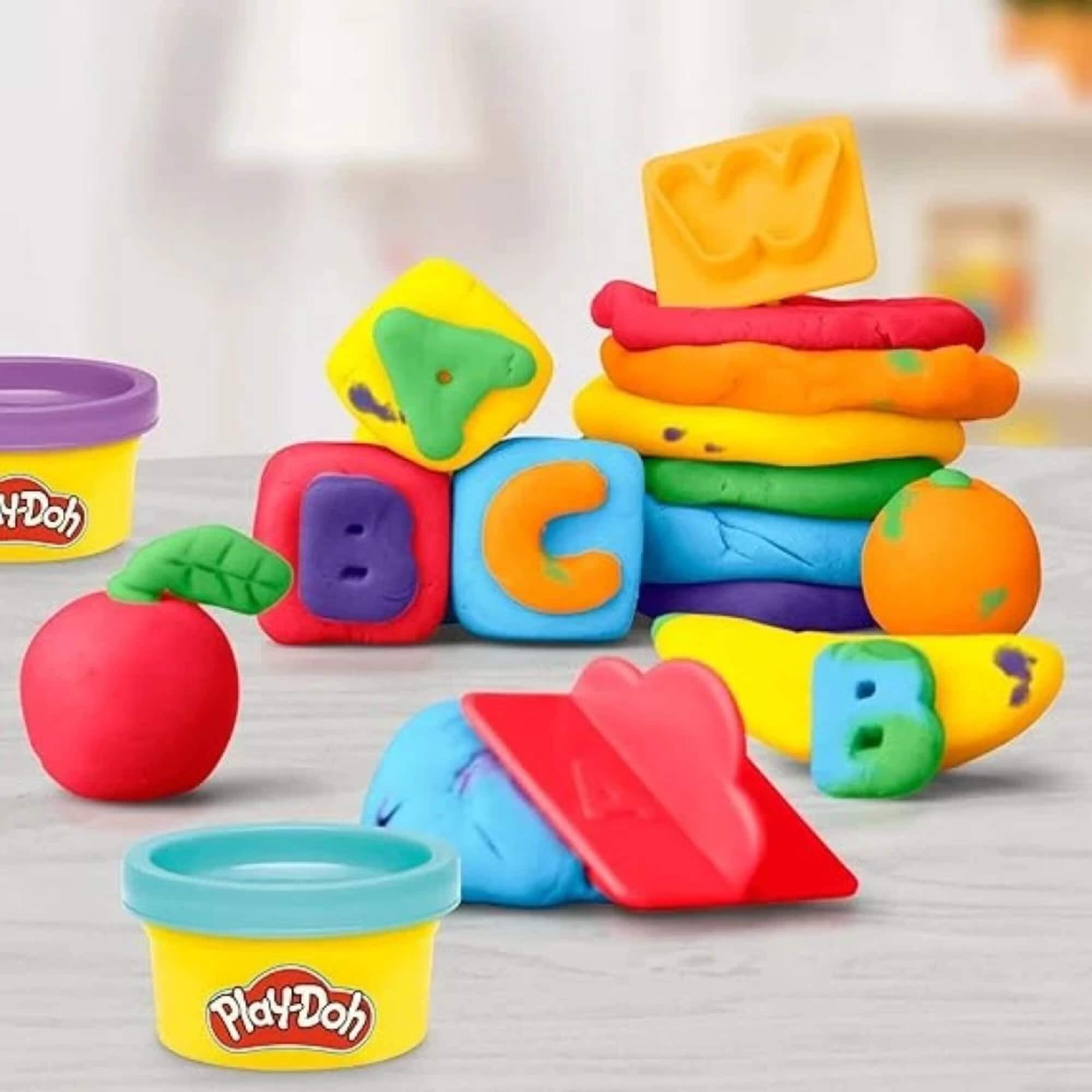 Brinquedo Infantil Play-Doh Letras com 26 Carimbos e 6 Potes de Massinha Hasbro - 18486