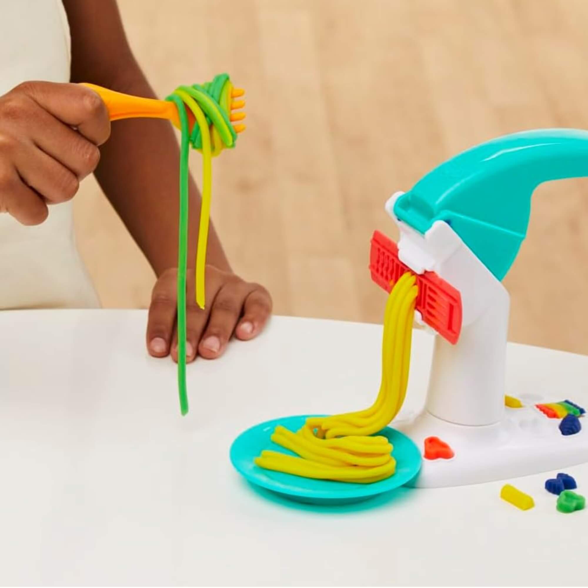 Brinquedo Infantil Play-Doh Macarrão Mágico c/ Acessórios e Massinhas Hasbro - 18540