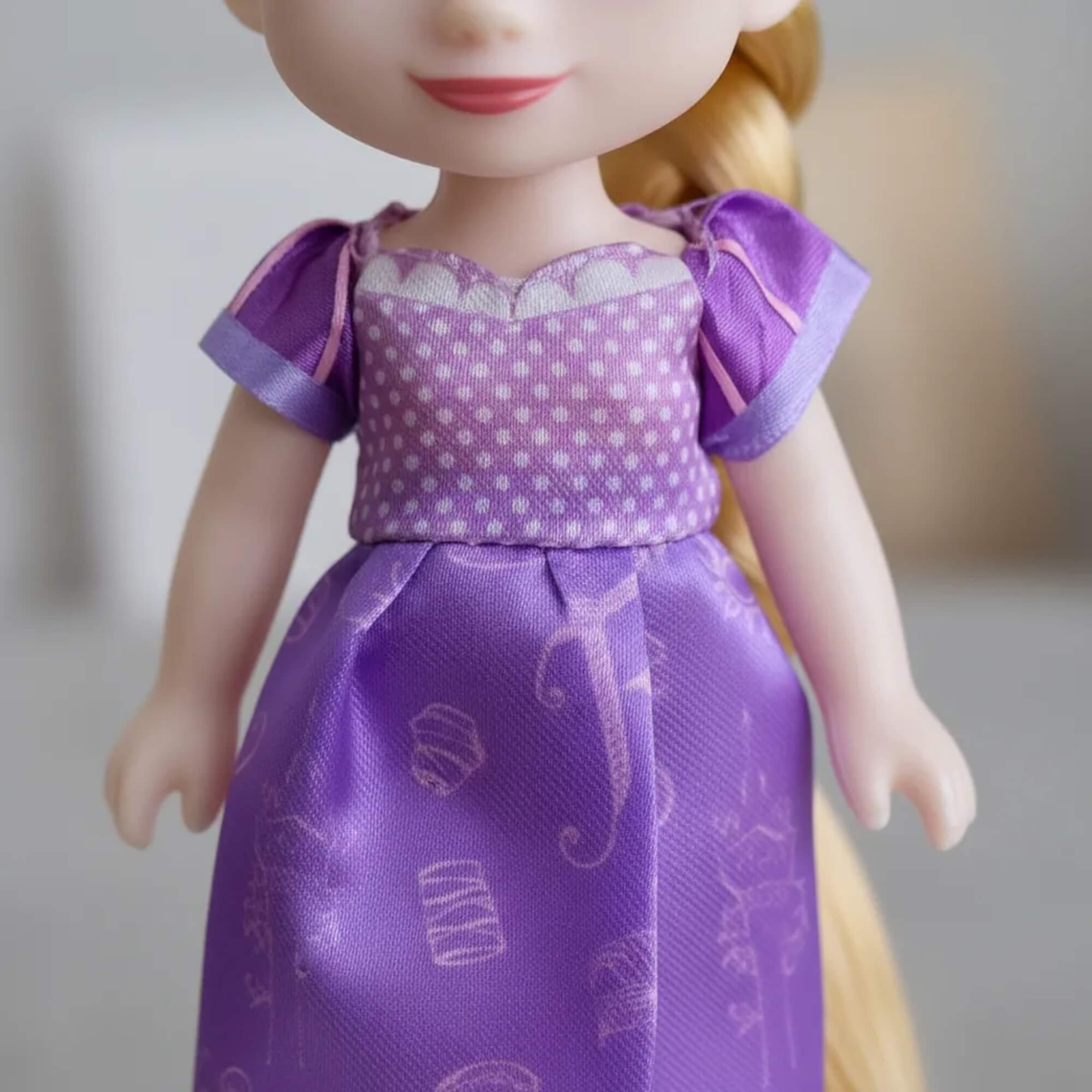 VAR Mini Boneca Princesa Disney 15cm: Ariel, Bela, Cinderela, Branca de Neve, Rapunzel ou Moana Personagem:Rapunzel