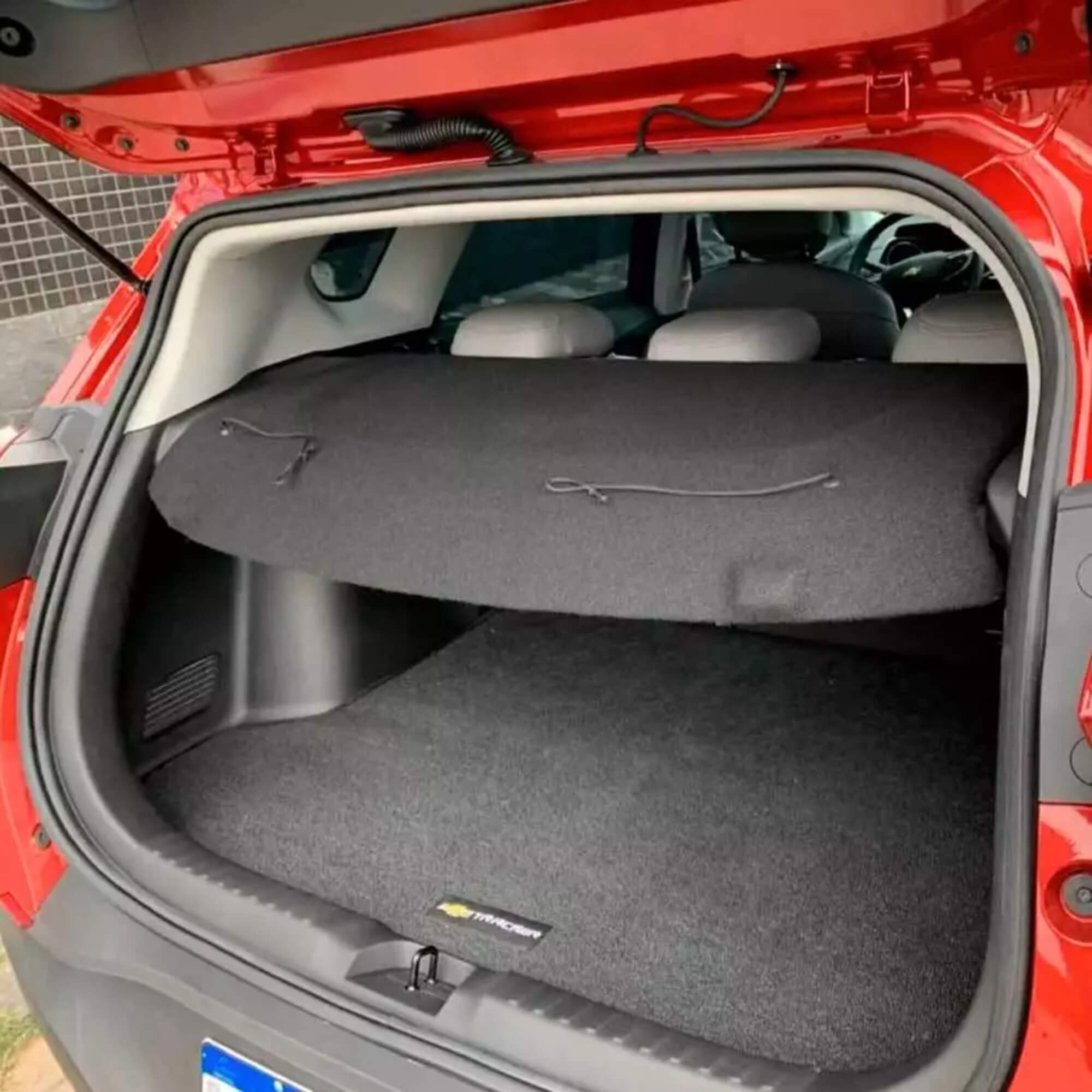 Tampão de Porta Malas Chevrolet Tracker 2020 a 2025 Preto Regency - 000504