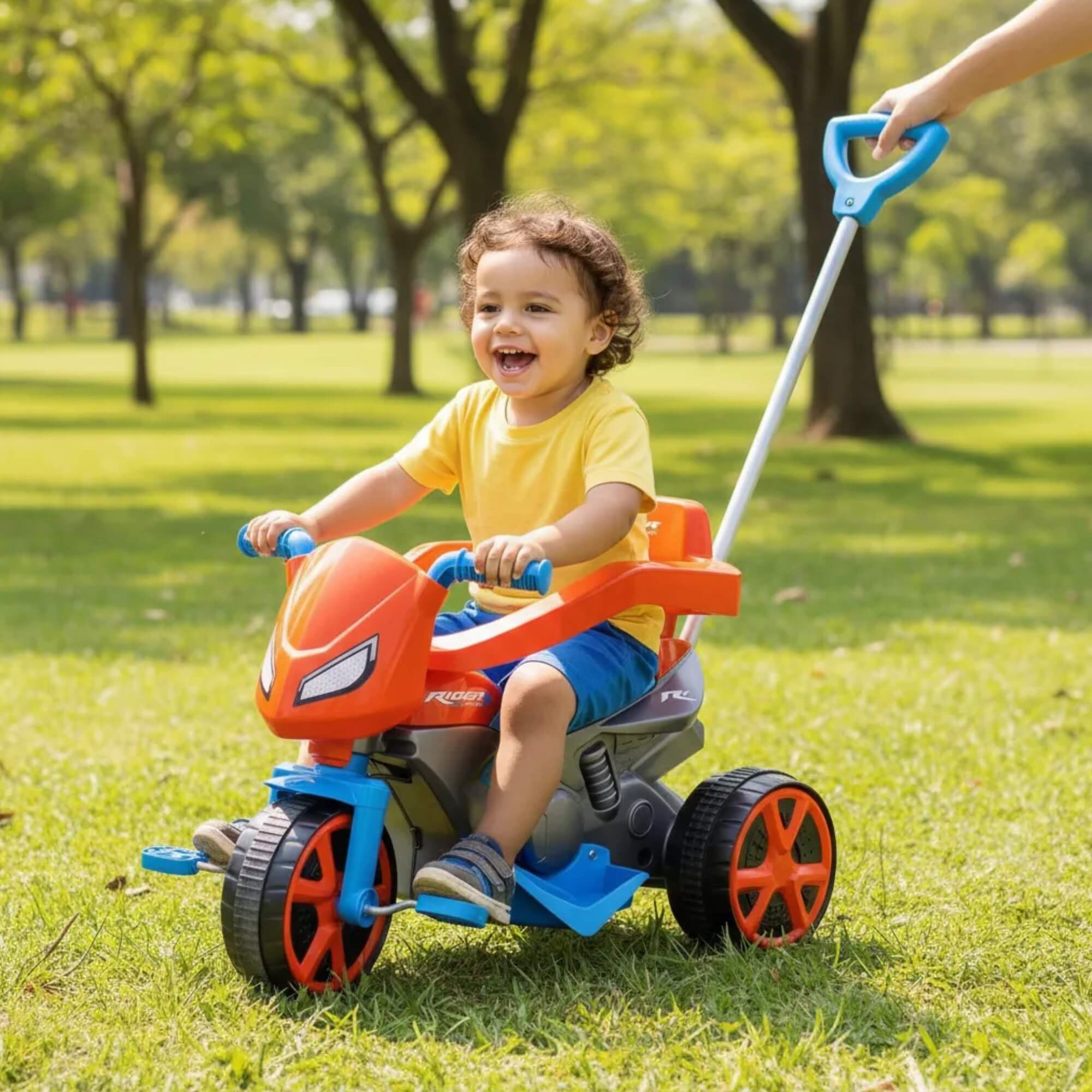 Triciclo Moto Rider Andador Azul c/ Haste Direcional e Apoio para Pés Usual Brinquedos - 896