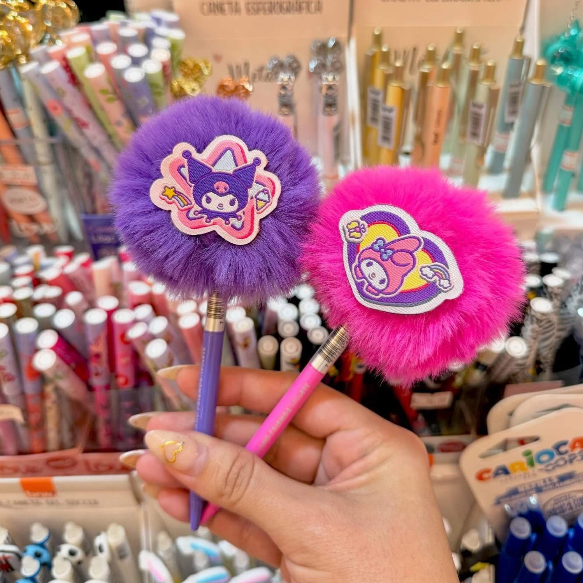 Caneta Pompom com Aplique Hello Kitty e Amigos - Display c/ 8 Und Leoarte Leonora - 10477