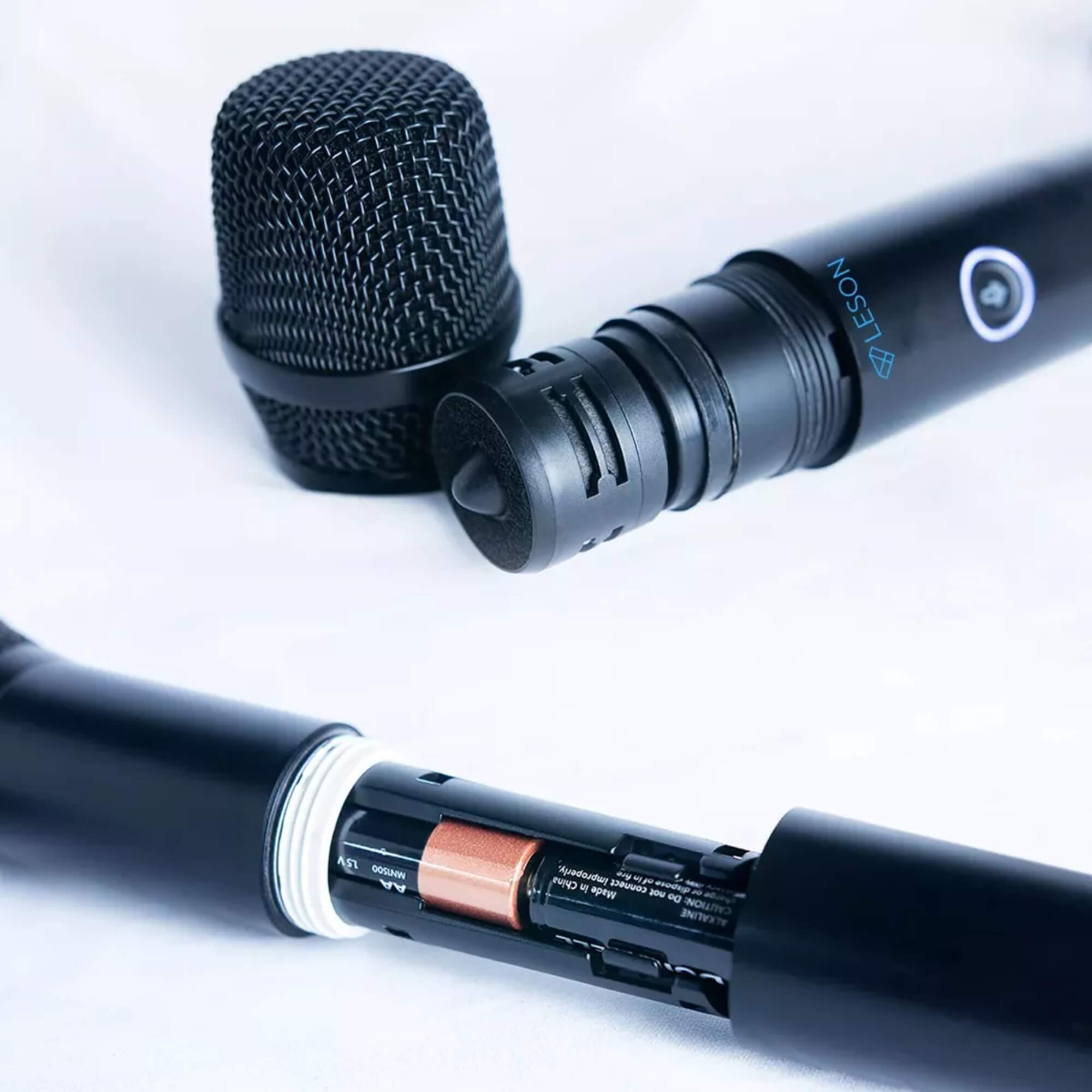 COMP Kit com 2 Microfones Sem Fio Dinâmico AR100 HT na cor Preta Leson