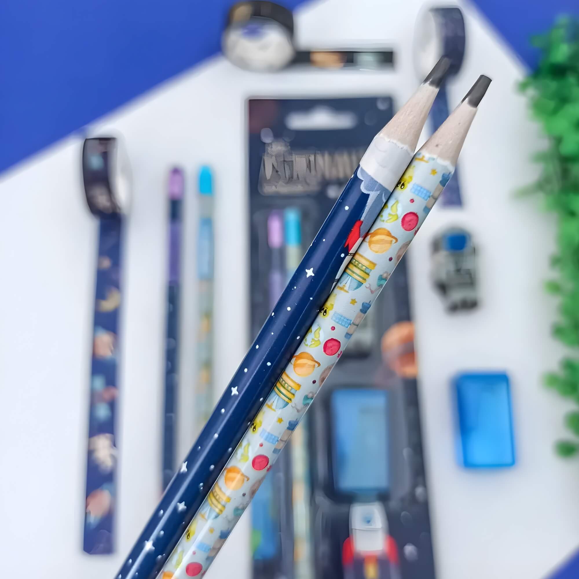VAR Kit Lápis HB Leo&Leo com Apontador e Borracha – Escolha Tema:Astronauta