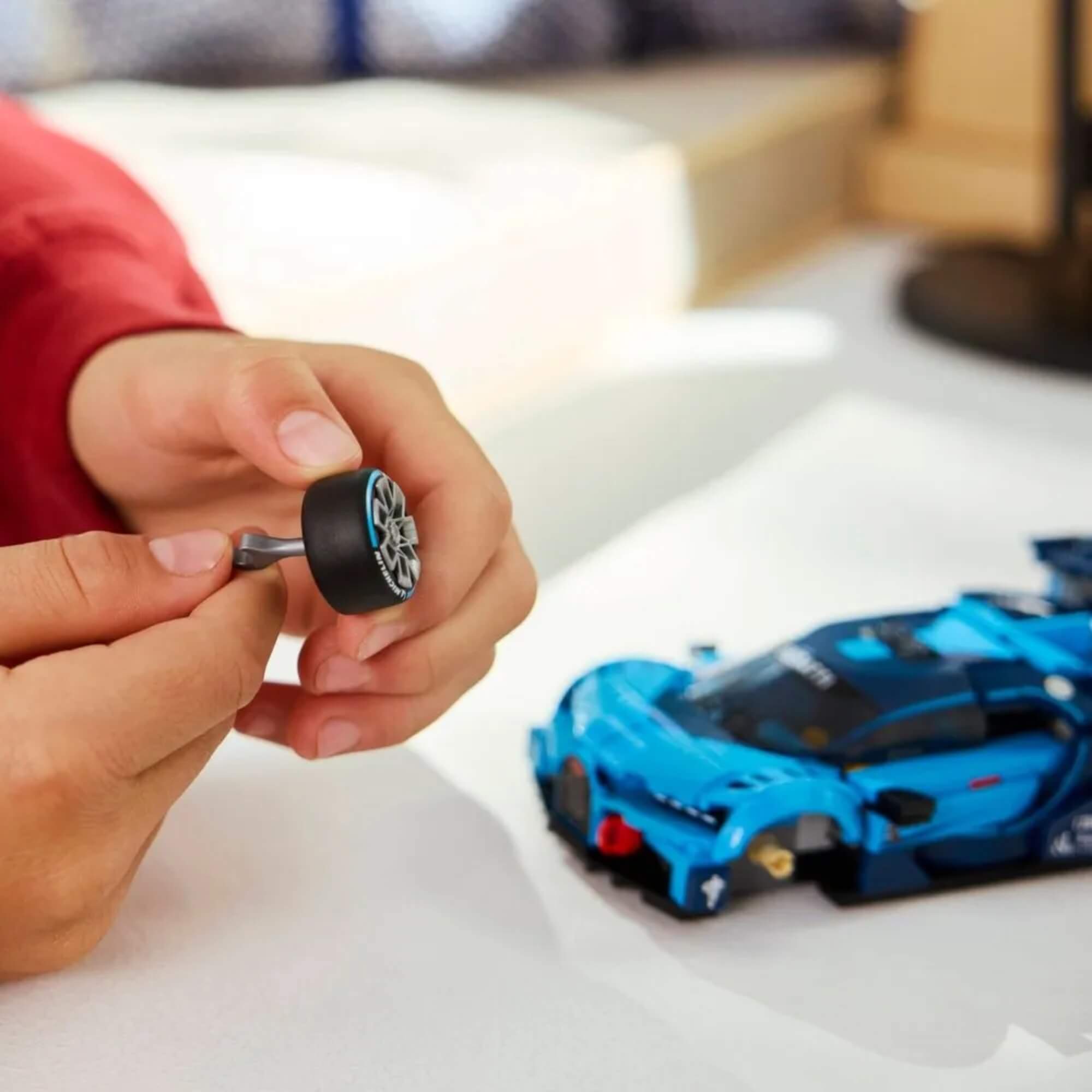 LEGO Speed Champions - Carro Bugatti Vision GT Hyper c/ 284 peças- 4111177253