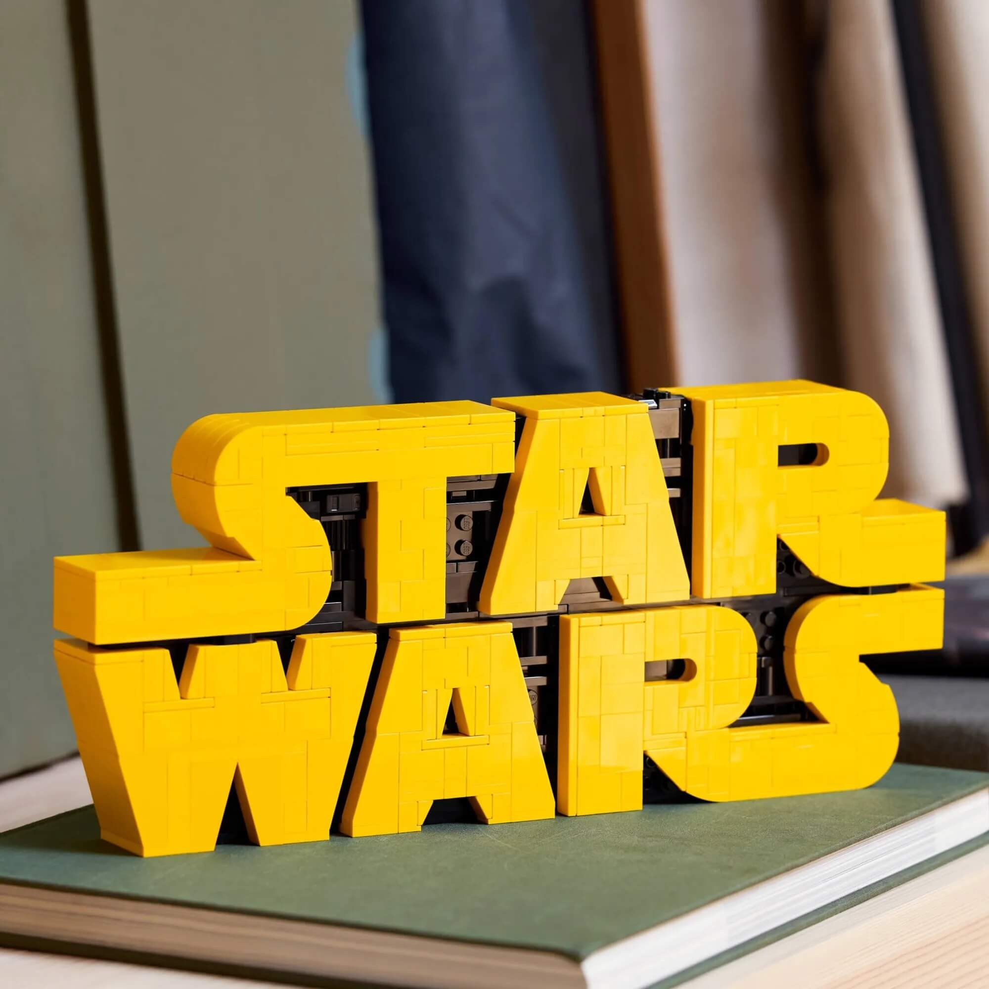 COMP Kit Star Wars Logo Decorativa + Boneco Storm Trooper Geek Colecionável Presente