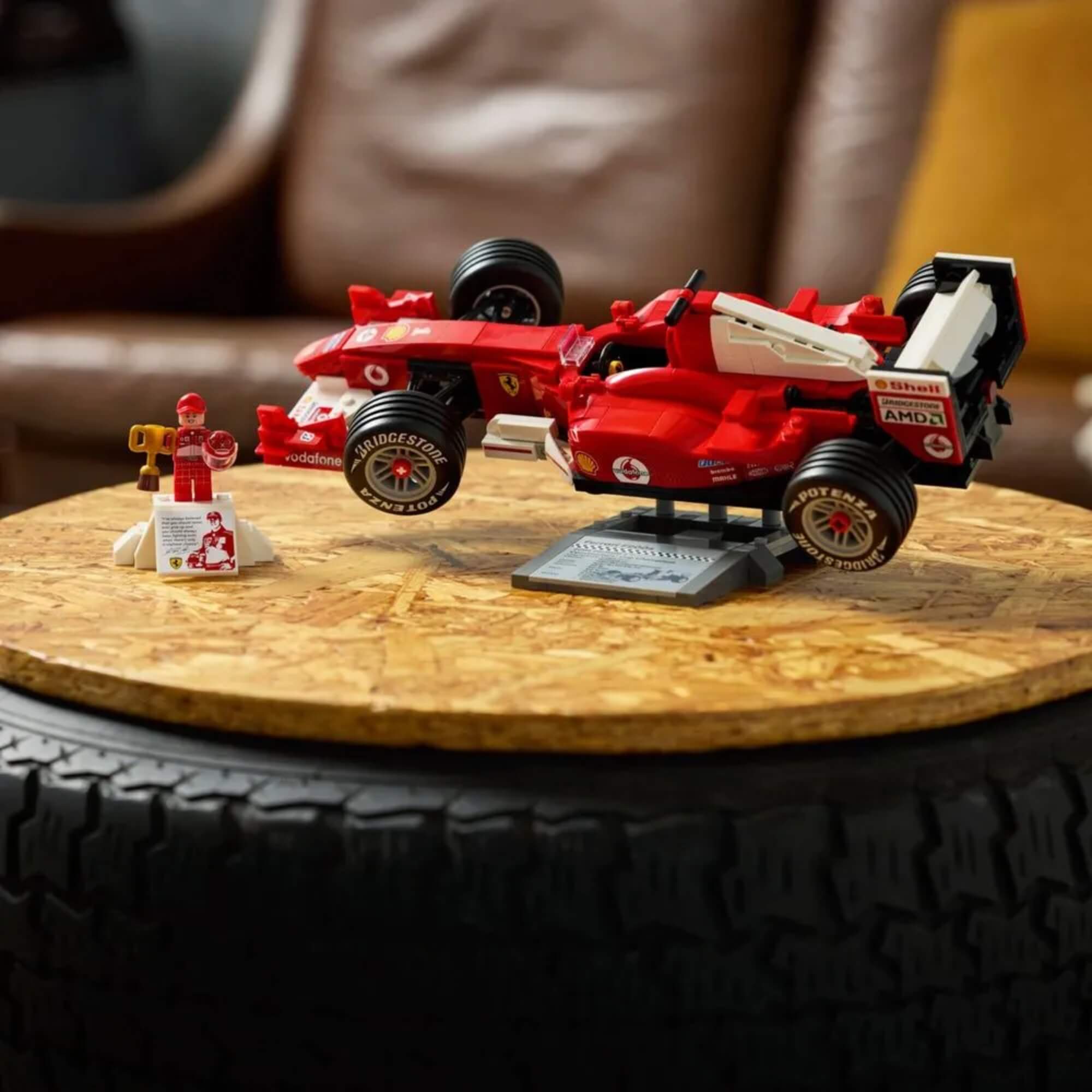 LEGO Icons Ferrari F2004 e Michael Schumacher - 4111111375