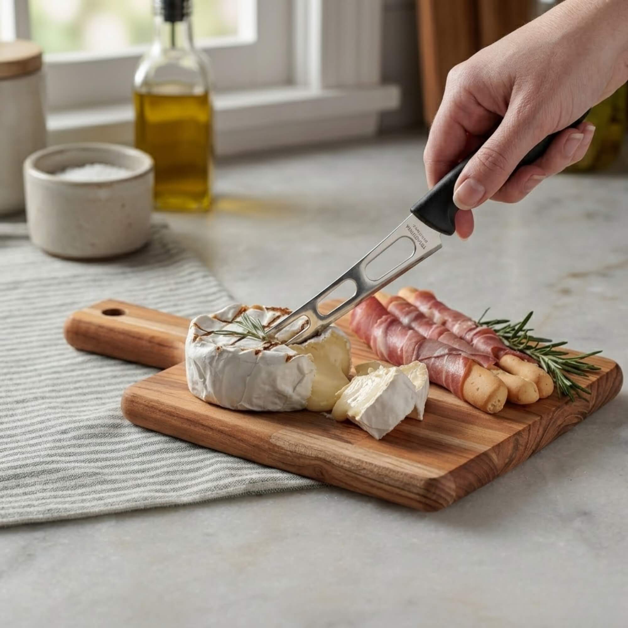 Kit Tábua Com Faca Para Queijo Em Madeira Teca FSC - Tramontina 10239769