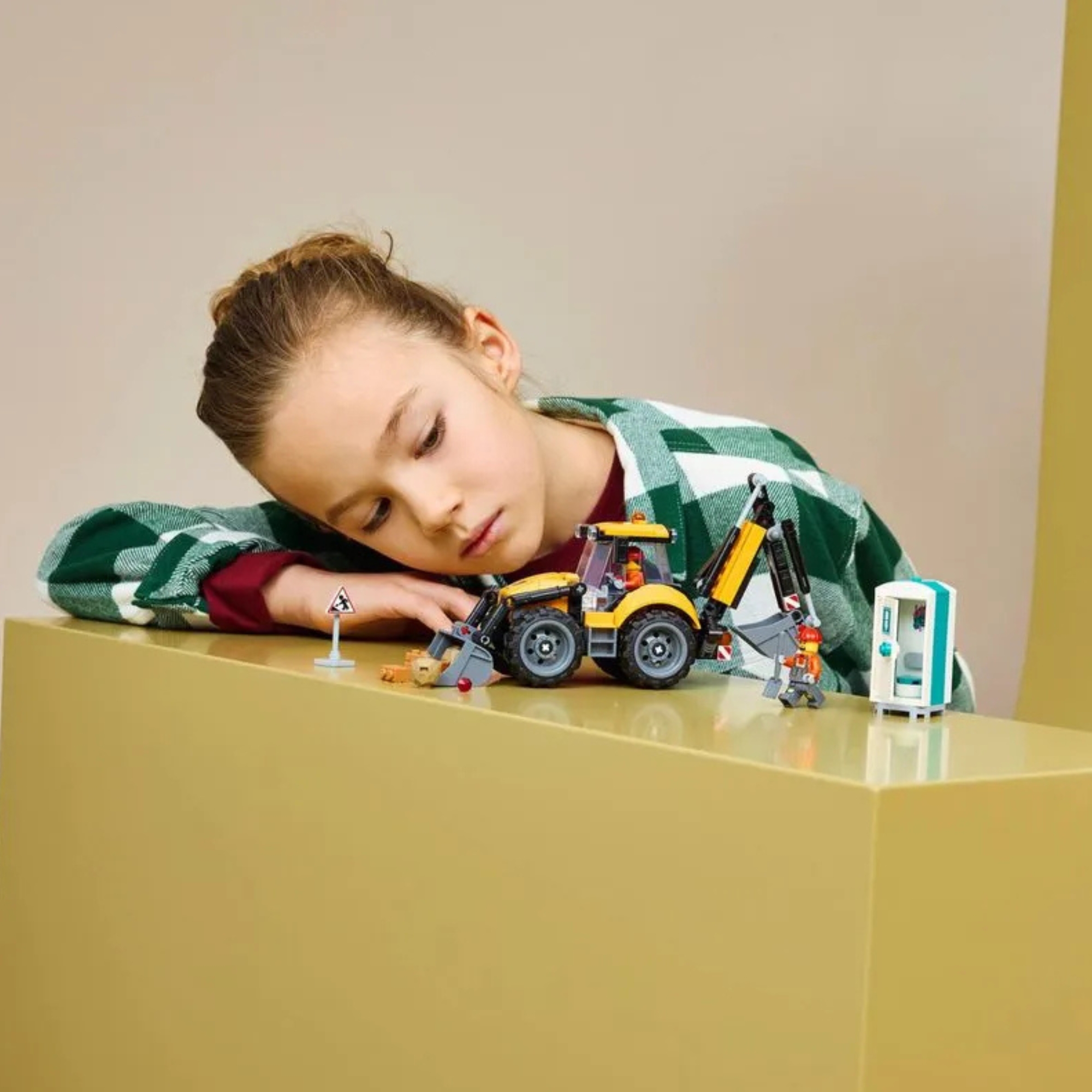 LEGO City - Retroescavadeira amarela com 301 Peças - 4111160480