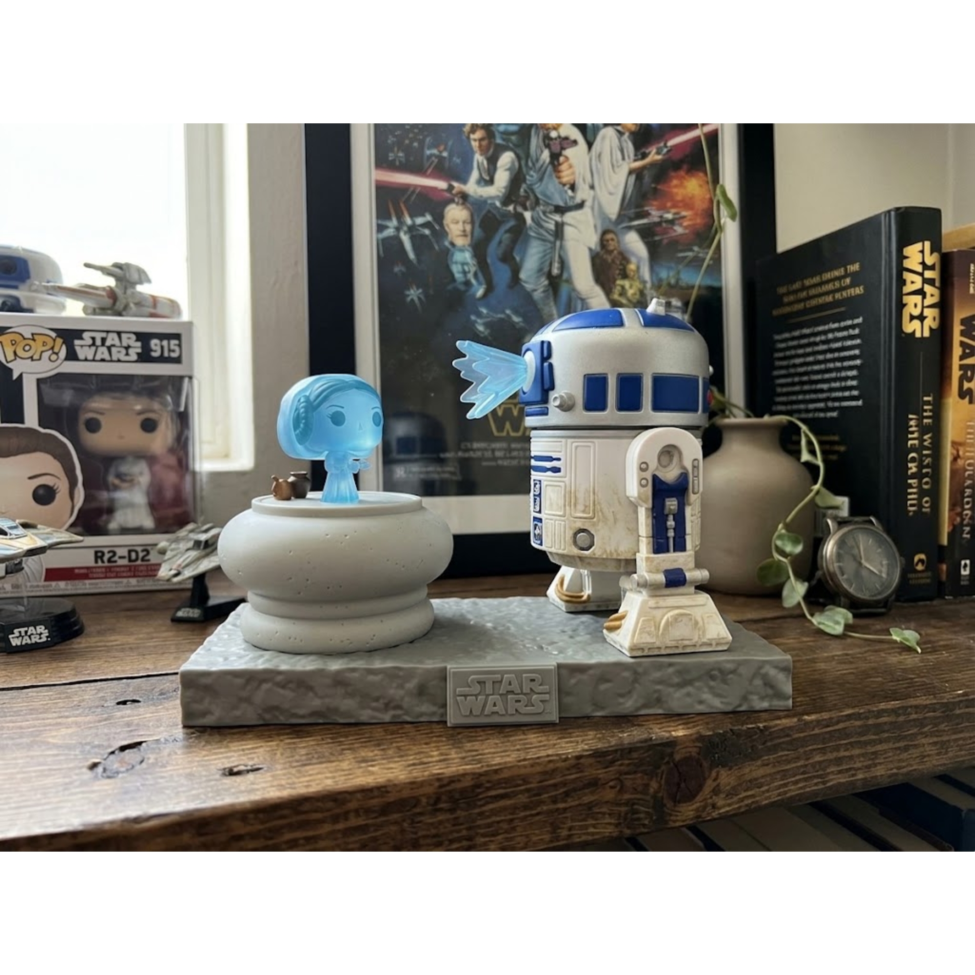 Boneco Funko Pop! Deluxe Star Wars - R2-D2 com Leia Candide - 12077