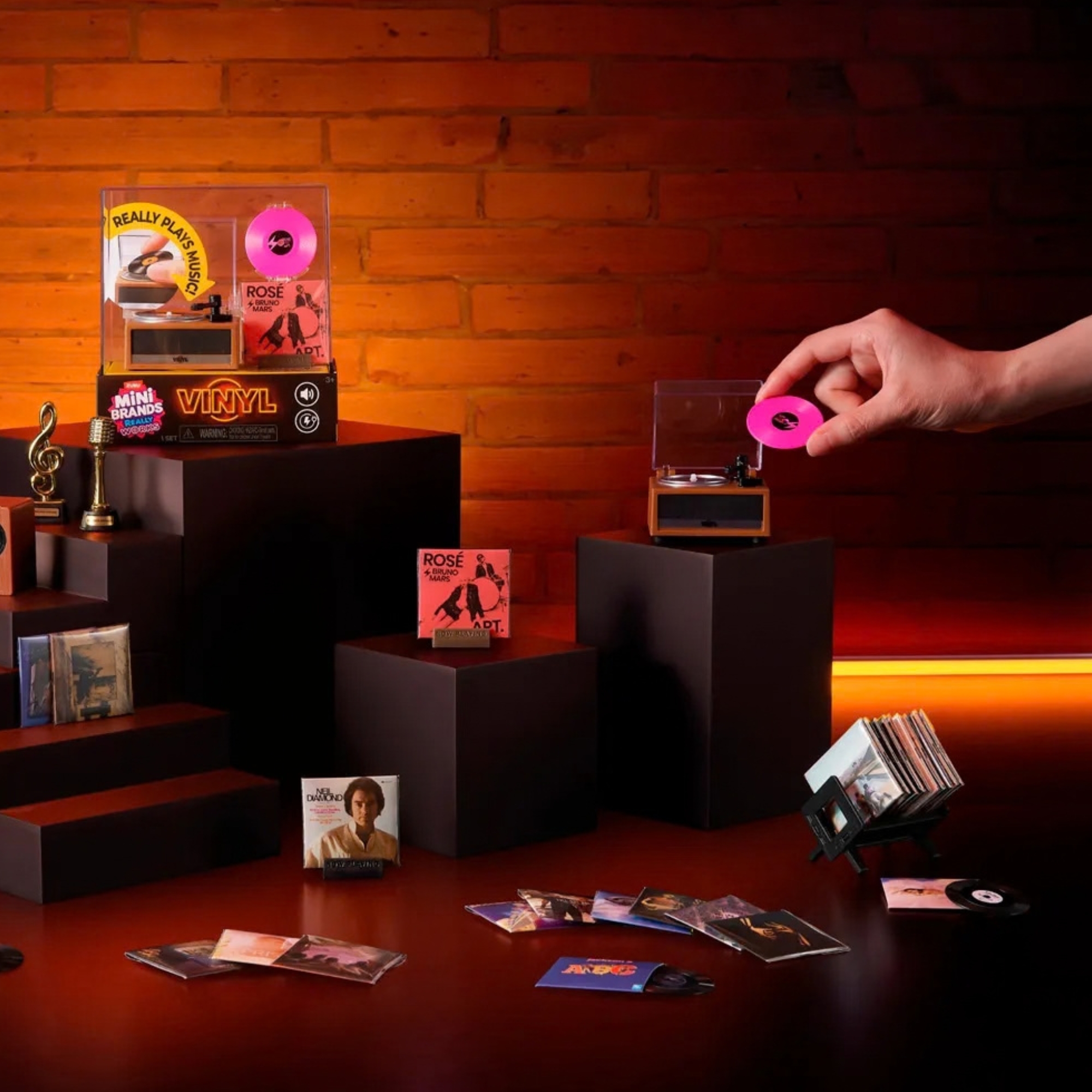Playset Toca-Discos Mini Brands Relly Works Vinyl + 1 Mini Brands Colecionáveis Candide